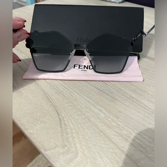 Fendi Sunglasses - like new worn only 2 times - Picture 3 of 8